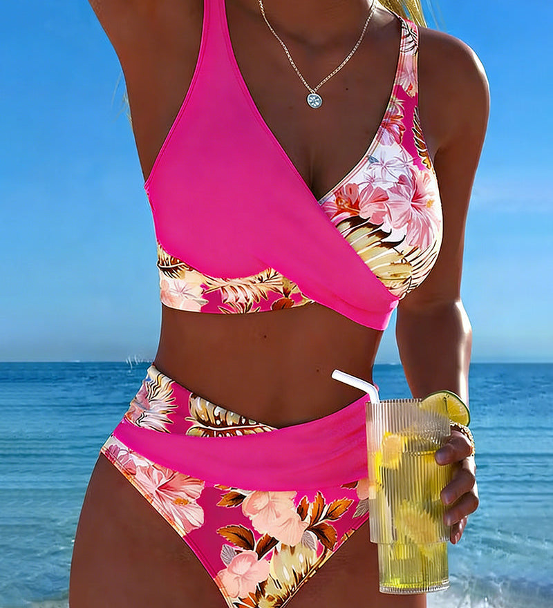 Bikini s kontrastným kvetinovým vzorom a rozparkom