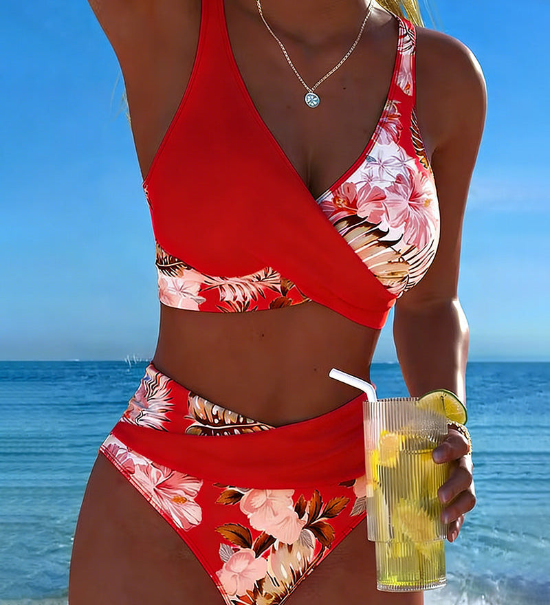Bikini s kontrastným kvetinovým vzorom a rozparkom