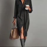 Voľné kordúrové midi šaty s dvomi kapsami na hrudi a zapínaním na jeden rad gombíkov