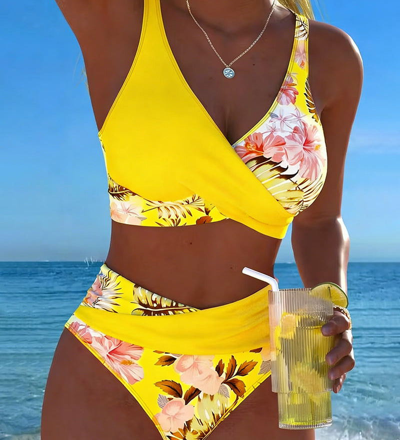 Bikini s kontrastným kvetinovým vzorom a rozparkom