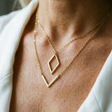 Elegantný náhrdelník s geometrickým príveskom v tvare V