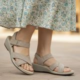 Holly – Teplá elegancia v jemnej taupe