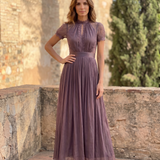 Flavia | Dlhé fialové šaty s výstrihom v tvare kľúča, krajkový okraj z chiffon